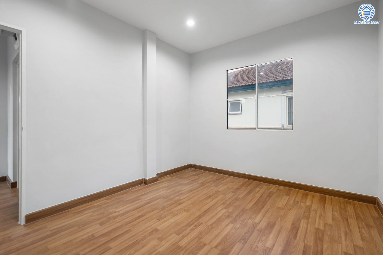 บ้านมือสองตกแต่งใหม่ แบรนด์ LH โครงการ มัณฑนา ราชพฤกษ์ หลังมุม เนื้อที่ 60.1 ตร.ว. ฟังก์ชัน 3 ห้องนอน 2 ห้องน้ำ จอดรถได้ 1 คัน พร้อมพื้นที่รอบบ้านกว้างขวาง Facilities ตอบโจทย์ทุกกิจกรรม! บนทำเลใกล้วงเวียนพระราม5 เซ็นทรัลเวสต์เกต และรถไฟฟ้า "สถานีบางรักน้อยท่าอิฐ"